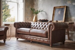 Столетний шарм и изысканный стиль: уникальные диваны и кресла честерфилд для благородного интерьера гостиных