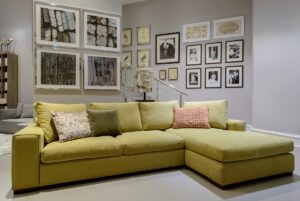 Угловой диван в гостиную: комфорт, стиль и практичность
