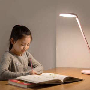 Выбор настольной лампы для школьника: какая модель лучше всего подойдет?