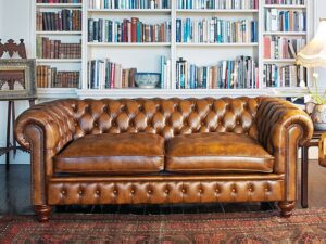 Столетний шарм и изысканный стиль: уникальные диваны и кресла честерфилд для благородного интерьера гостиных