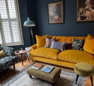 Желтый диван в интерьере разных стилей: универсальность и стильность