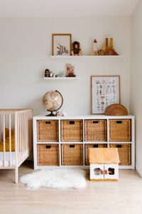 Идеальное решение для порядка и вдохновения: мебель для хранения игрушек в детской комнате
